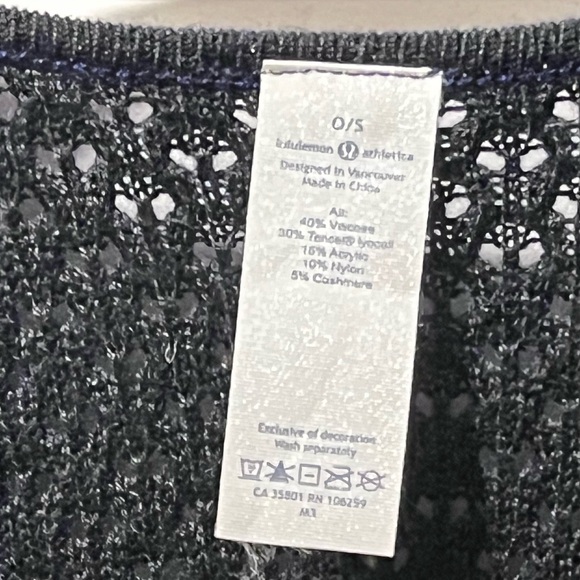 LULULEMON PRE-LOVED AUTHENTIC REVERSIBLE BLUE & BLACK SOFT COZY DESIGN WRAP - Picture 11 of 17